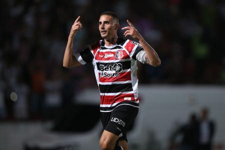 Thiago Galhardo comemora gol pelo Santa Cruz, na Série D do Brasileirão