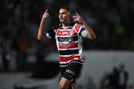 Thiago Galhardo comemora gol pelo Santa Cruz, na Série D do Brasileirão