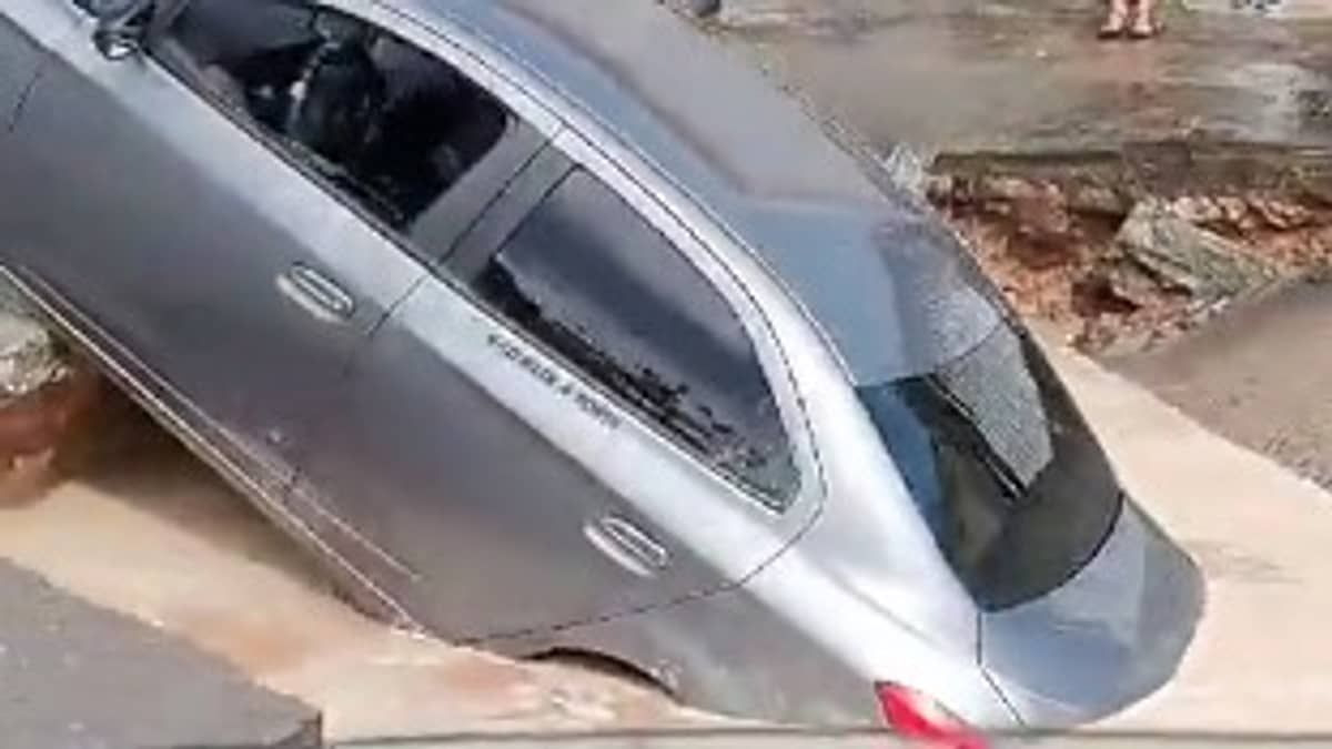 Vídeo: carro é 'engolido' por cratera após asfalto ceder em Recife