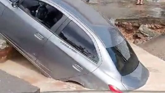 Vídeo flagra momento em que condutor é resgatado com a ajuda de moradores