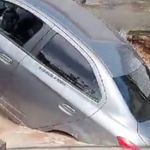 Vídeo: carro é 'engolido' por cratera após asfalto ceder em Recife