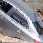 Vídeo: carro é 'engolido' por cratera após asfalto ceder em Recife