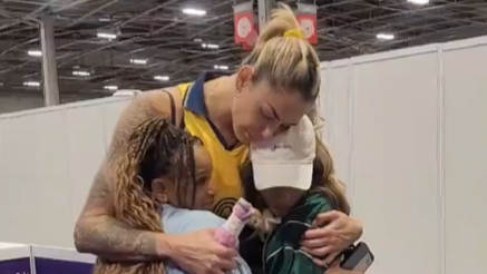 Thaisa é consolada por Rayssa Leal e Rebeca Andrade após derrota no vôlei; assista