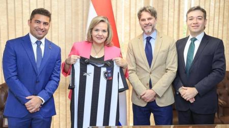 Thairo Arruda, à esquerda, ao lado de da senadora paraguaia Lilian Samaniego, Rodrigo Monteiro de Castro e João Rafael Soares