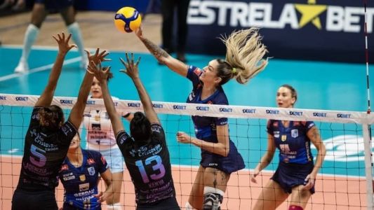 Thaísa ataca bola e fura bloqueio de Adenízia e Kênia