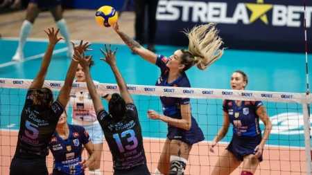 Thaísa ataca bola e fura bloqueio de Adenízia e Kênia