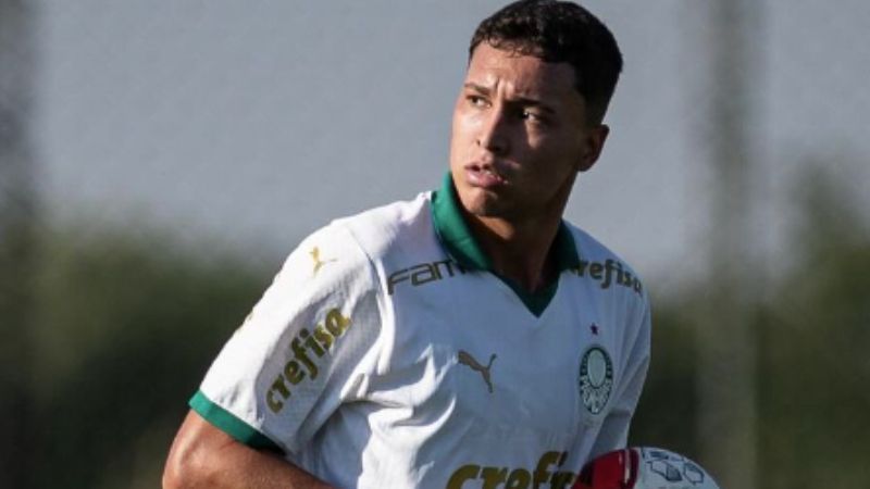 Com 15 gols em 16 jogos, atacante de 1,84 metro se destaca na base do Palmeiras