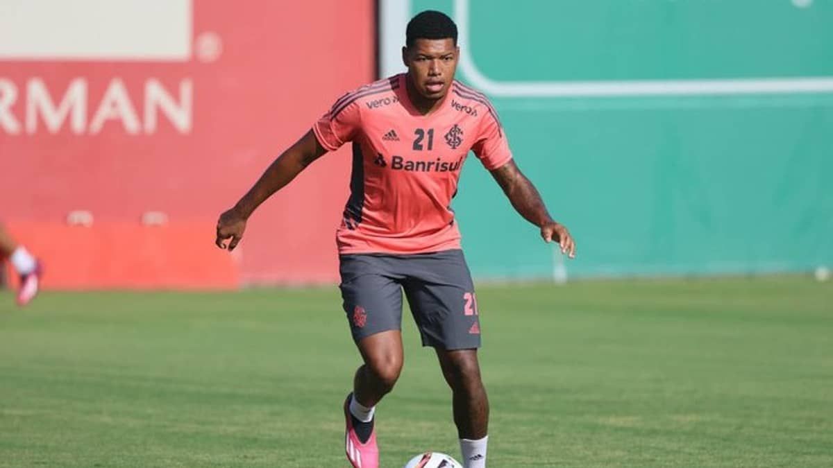 Lateral do Inter curte foto de jogador do Grêmio e gera repercussão negativa