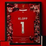 Liverpool homenageia Jürgen Klopp em nova coleção exclusiva; veja itens