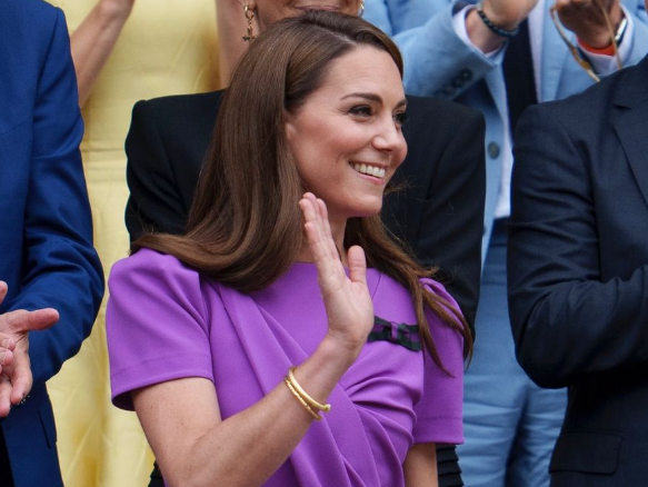 Traje de Kate Middleton em segunda aparição após câncer tem ‘significado oculto’, aponta mídia britânica