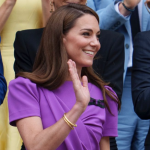 Traje de Kate Middleton em segunda aparição após câncer tem ‘significado oculto’, aponta mídia britânica