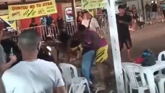 Vídeo mostra o momento em que alguns homens trocam socos e pontapés em briga generalizada