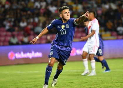 Thiago Almada, camisa 10 da Argentina em ação no Torneio Pré-Olímpico em 2024