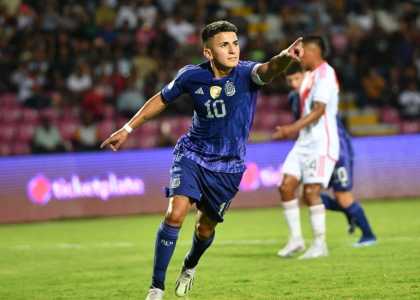 Thiago Almada, camisa 10 da Argentina em ação no Torneio Pré-Olímpico em 2024
