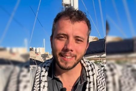 Brasileiro Thiago Avila é um dos tripulantes do návio com ativistas que tenta chegar em Gaza