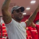 'AeroVila': cantor planeja voo fretado para jogo decisivo do Vila na Série B