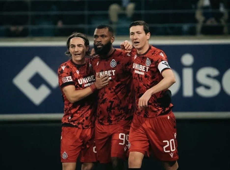 Decisivo, ex-Cruzeiro marca e leva time à semifinal de copa na Europa
