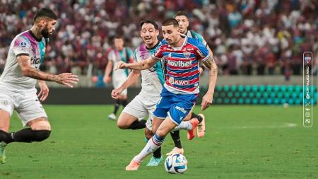 Thiago Galhardo em ação contra o Libertad em jogo que valeu vaga nas quartas de final