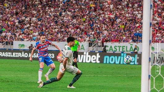 Thiago Galhardo em lance do primeiro gol do Fortaleza no 2 a 2 contra o Palmeiras