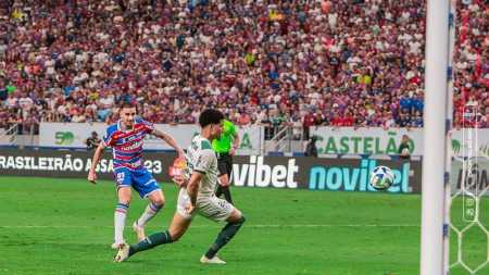 Thiago Galhardo em lance do primeiro gol do Fortaleza no 2 a 2 contra o Palmeiras
