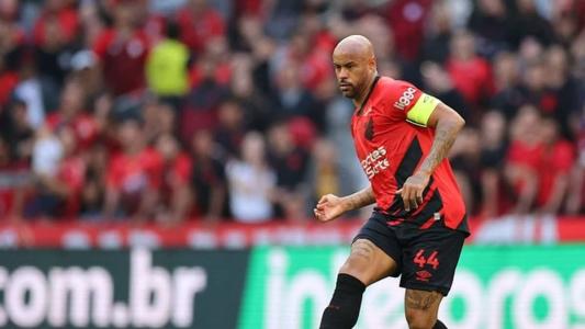 Thiago Heleno em ação pelo Athletico contra o Palmeiras, pelo Brasileirão
