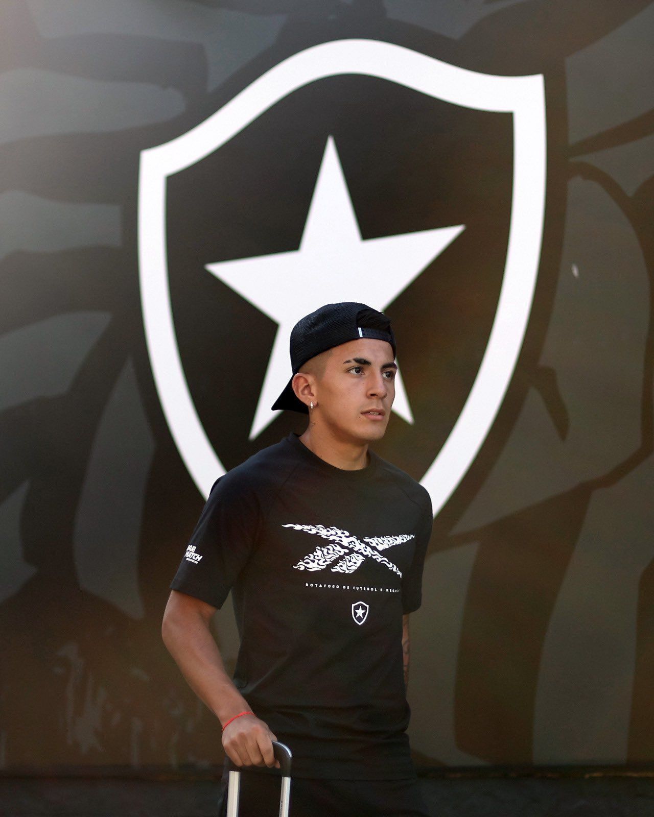 Botafogo embarca para Salvador com Almada, mas têm desfalques contra o Bahia