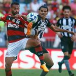 Thiago Maia deixa o Maracanã de muletas após derrota do Flamengo