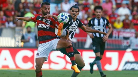 Thiago Maia, do Flamengo, disputa a bola com Danilo Barbosa em jogo contra o Botafogo, no Maracanã