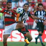 Thiago Maia deixa o Maracanã de muletas após derrota do Flamengo