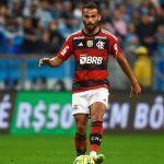 Meia cobra autoria do gol do Flamengo e revela brincadeira com Arrascaeta