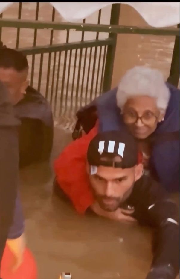 Vídeo: Thiago Maia, do Inter, resgata idosa ilhada por enchente no RS