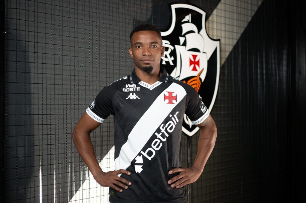 Vasco oficializa a contratação do volante Thiago Mendes como primeiro reforço da janela