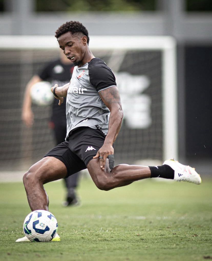Volante treina entre os titulares e pode ser novidade de Fernando Diniz no Vasco