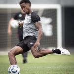 Volante treina entre os titulares e pode ser novidade de Fernando Diniz no Vasco