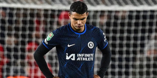 Thiago Silva bate boca com torcedores do Chelsea após derrota na Copa da Liga; assista