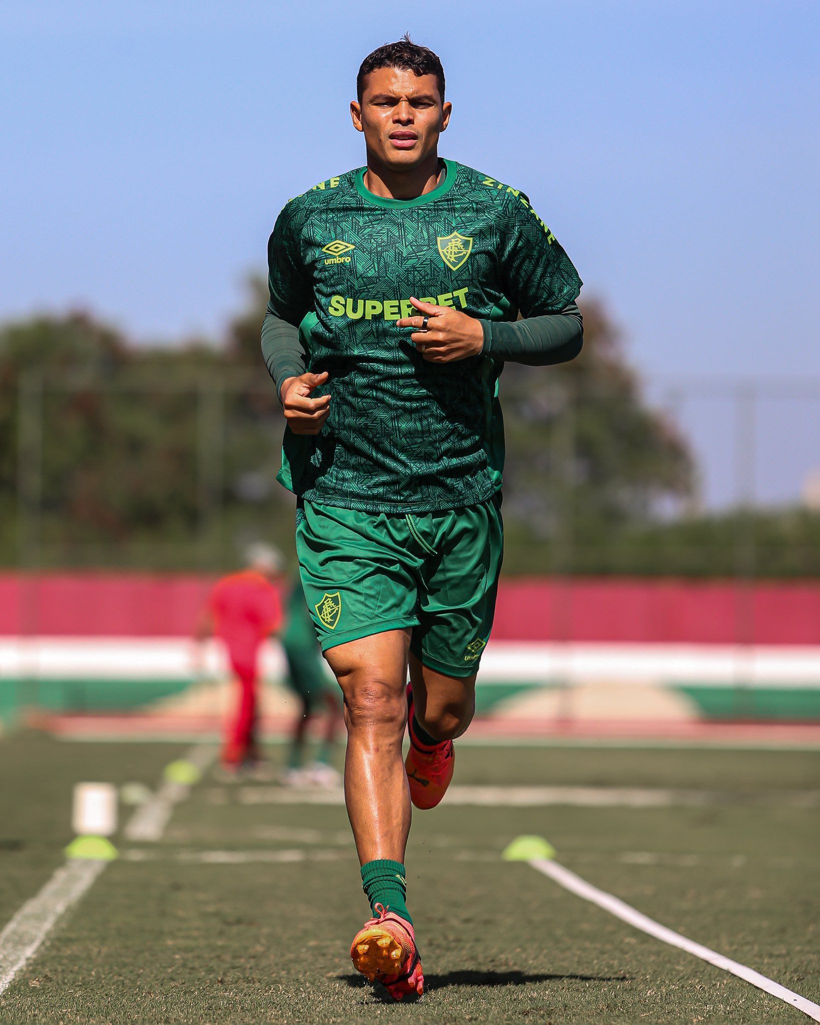 Thiago Silva inicia treinos no Fluminense; veja imagens e programação