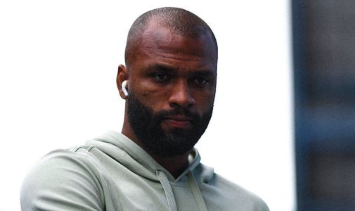 Igor Thiago com delegação do Brentford em viagem na temporada 2025/2026