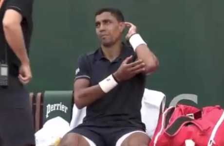 Thiago Monteiro em atendimento médico durante jogo contra Vit Kopriva, em Roland-Garros, em 2025