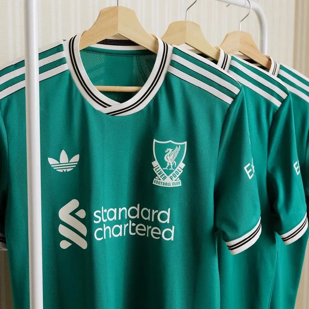 Liverpool lança nova coleção com uniforme verde para temporada; veja fotos