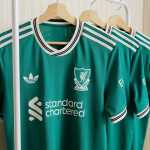 Liverpool lança nova coleção com uniforme verde para temporada; veja fotos
