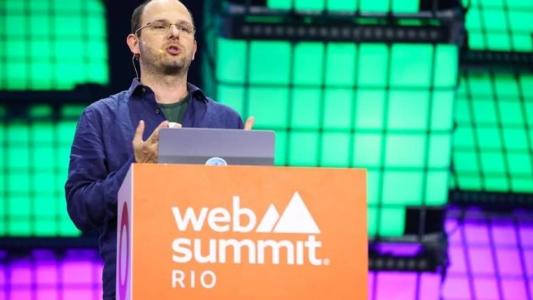 Thomas Dohmke, presidente-executivo do GitHub, demonstrou Copilot no Web Summit Rio