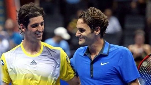 Thomaz Bellucci abraça Roger Federer após confronto entre eles