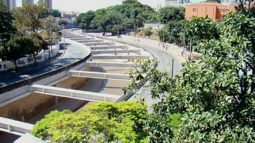 Ladrão pula no Ribeirão Arrudas, em BH, para fugir da polícia, mas acaba preso
