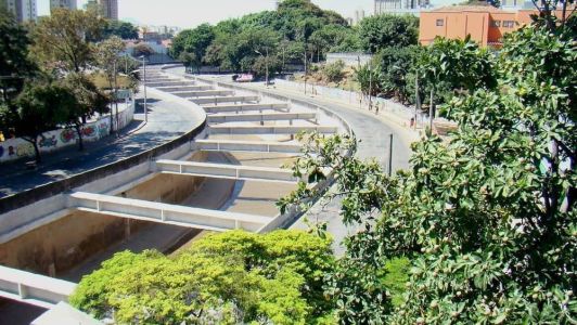 Um dos suspeitos presos pulou no leito do Ribeirão Arrudas para tentar fugir