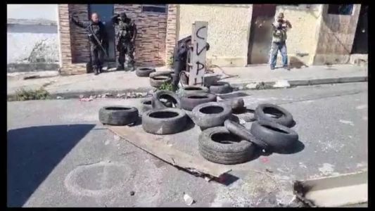 Barricadas com pneus e vigas de concreto foram colocadas para impedir acesso à comunidade