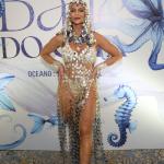 Com look de conchas, Paolla Oliveira se destaca como rainha do Baile do Copa
