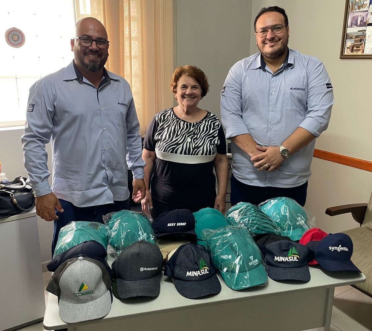 Cooperativa Minasul doa bonés para pacientes com câncer