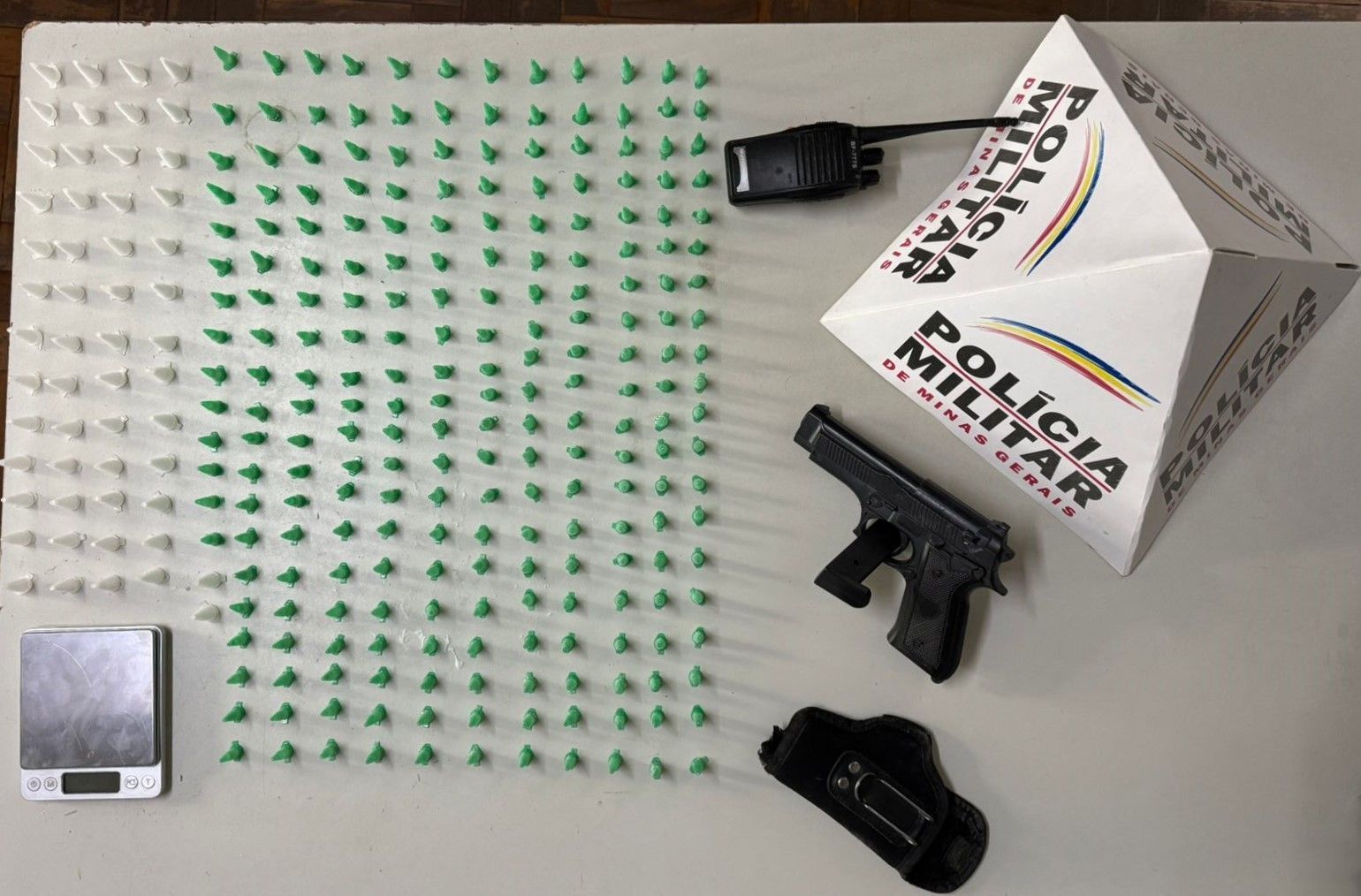 Polícia Militar apreende drogas e réplica de arma de fogo em Itabirito