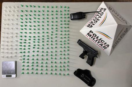 Polícia Militar apreende drogas e réplica de arma de fogo em Itabirito