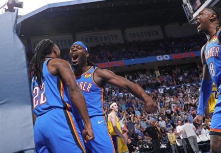 Jogadores do OKC comemoram vitória sobre os Lakers na temporada 2024/2025 da NBA